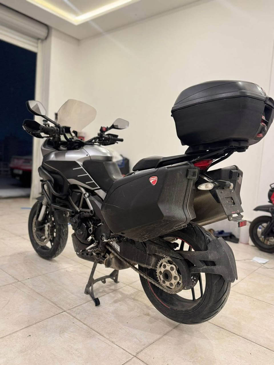 مكلف بلنشر 
دراجه دوكاتي ملتيسترادا 1200 v2
دراجه وارد يابان كفاله عامه من كلشي كل كفراته بلاد و دراجه وكاله جنط بلاد بصمه اصليه  مصارله مده نازله من رمبه دراجه موديل 2014 بدون رقم دخول جديد المكان سليمانيا اذا عجبتك تستلمها بغداد السعر 70 ورقه و بيها مجال
الاسئله الي رح انسئلها :
1 مرقم ؟ : لا بدون رقم 
2بيها اوراق؟: لا بدون بيها اوراق عاديه 
3وارد شنو ؟ : ذاكر بلمنشور 
4 اشكد يعني بيها مجال ؟ : تعال كلب واقتنع و سهلا بلتلفون ما اتعامل لازم تجي و تفحص 
رقم تلفون *********** بغداد, العراق
