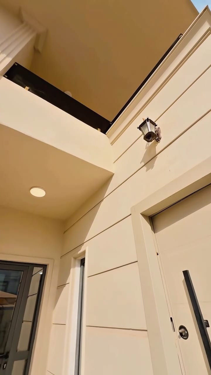 🔥 فرصة مميزة في المربع الثاني مجمع الأميرات 2 السكني 
دار 300م² – مقدمة + المبلغ المتبقي 125 مليون للمصرف 
 
📍موقع تجاري: ركن – شارع بعرض 20 متر على 12 – امتداد سنتر والحديقة 

مواصفات الدار:
• طابقين – بناء درجة أولى – 4 غرف نوم واسعة
• صالة كبيرة – استقبال كبير جدًا – مطبخ
• صحيات – كراج سيارة – حديقة 🌿

📌 المبلغ المتبقي أقساط للمصرف + المنطقة مسكونة بالكامل 

📞 للتواصل واتساب أو اتصال مباشر:
💬 أرسل رسالة واتساب – ستيم الرد عليك 
***********
***********
