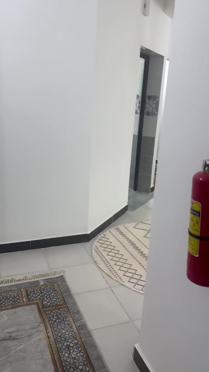 السلام عليكم
شقه ارضي غرفتين حجم B  فئة مواطنين   الشقه جديده وترميم كامل  جديده بمعنى الكلمه مع الاثاث 

الاثاث غير مستخدمه  

تبديل سيرامييك حمام وتواليت ومطبخ  

كاونتر تركي كرانيت طبعي 

سبالت عدد 3 

غساله سامسونك اوتماتيك 

تخم تركي 

بلاازمات  حجم 43 

كامرات فول 

رفوف بالمغزن 

جهاز ماء ارو 

كنتور خشب 3 بيبان 

مفروشات 

تخم مراوح 

طباخ تركي منضدي 

مجمده مع ثلاجه 

ميز طعام تركي مرمر 6 كراسي  

القصد الشهري 139     السعر 38  الاستفسار على الرقم اومراجعت المكتب***********
