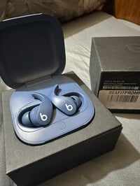 للبيع سماعة Beats Fit Pro بحالة ممتازة، بدون مشاكل فنية، الصوت قوي ونق...