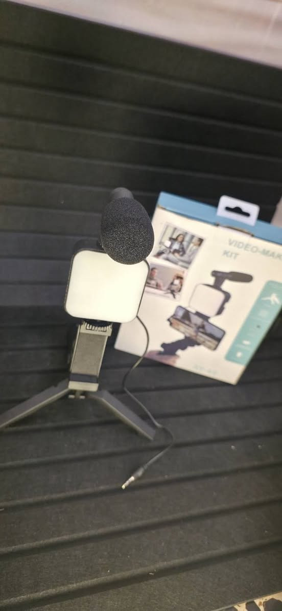 طقم صناعة المحتوى المتكامل (Video Maker Kit)
هل تطمح لرفع مستوى تصويرك وفيديوهاتك؟ هذا الطقم هو خيارك الأمثل لنتائج احترافية بكل سهولة!
​ماذا يتضمن الطقم؟
​إضاءة LED قوية: لضمان ظهورك بأفضل إضاءة في أي مكان.
​ميكروفون عالي الجودة: للحصول على صوت نقي وواضح بعيداً عن التشويش.
​حامل ثلاثي (Tripod): ثبات تام لهاتفك أثناء التصوير.
​تصميم مدمج: سهل الحمل والتركيب، مناسب لصناع المحتوى، البث المباشر، واليوتيوبرز.
​💰 السعر: 14 ألف دينار فقط.مع التوصيل 
🚚 :التوصيل  متاح إلى جميع المحافظات.
​للطلب والاستفسار، يرجى التواصل عبر الرقم:
📞 ***********
