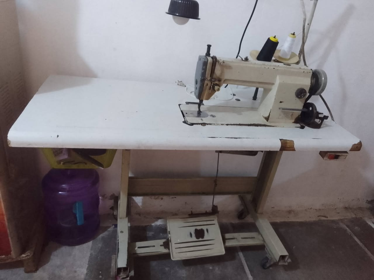 مكينة خياطة للبيع
مكينه صناعي سريعة بالعمل وخياطتها ممتازه 
 كلشي شغال بيها عدا هاي الذراع الي ترجع الخياط بس هاي ما تشتغل وهاي نضافتها بالصور كدامكم 

السعر 125 
للتواصل ***********
