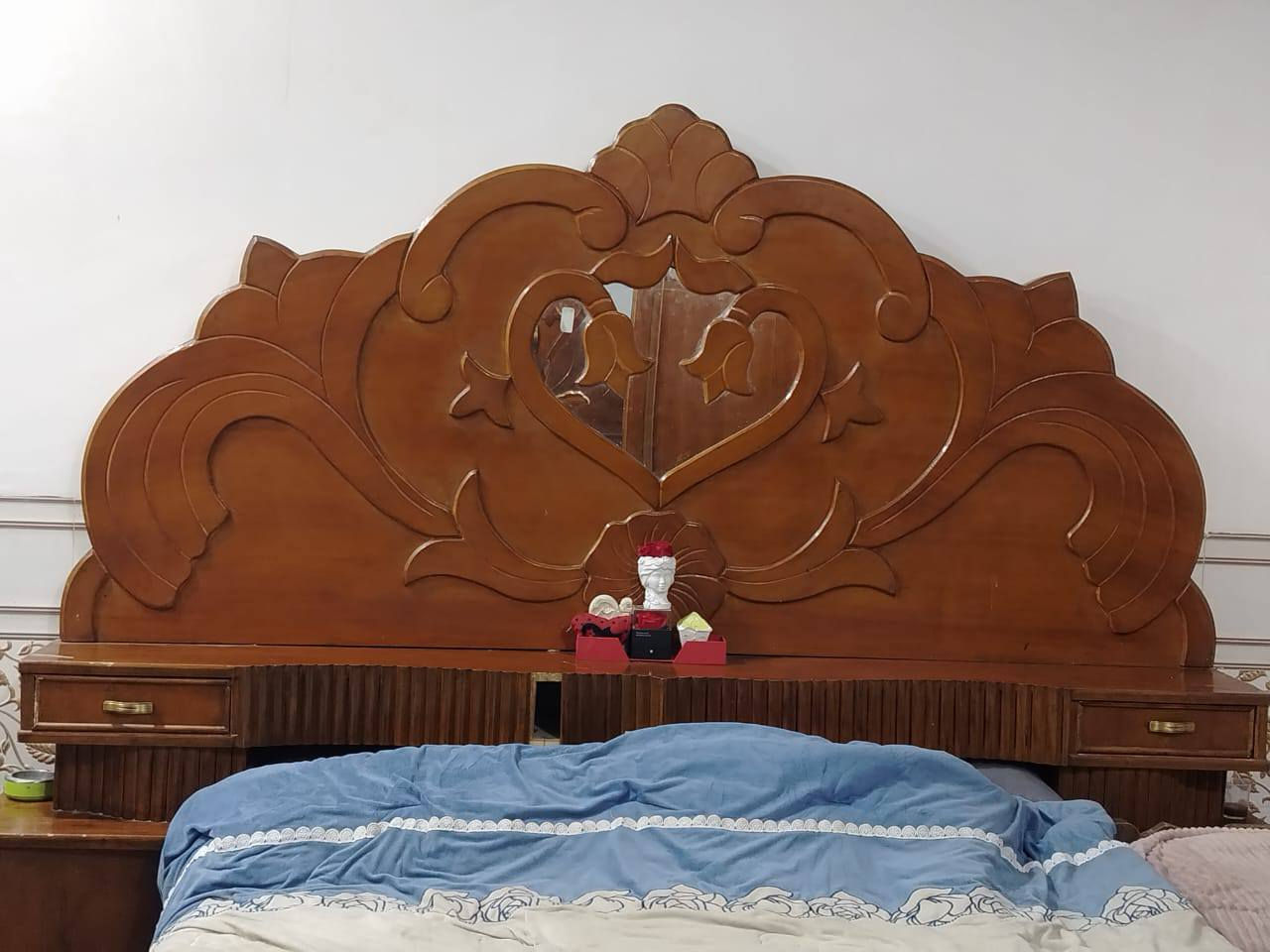 مكلفه بلنشر غرفه للبيع نقص صوميه السعر ٣٥٠ قفل مكانه النيل للاتصال ع الرقم ***********
