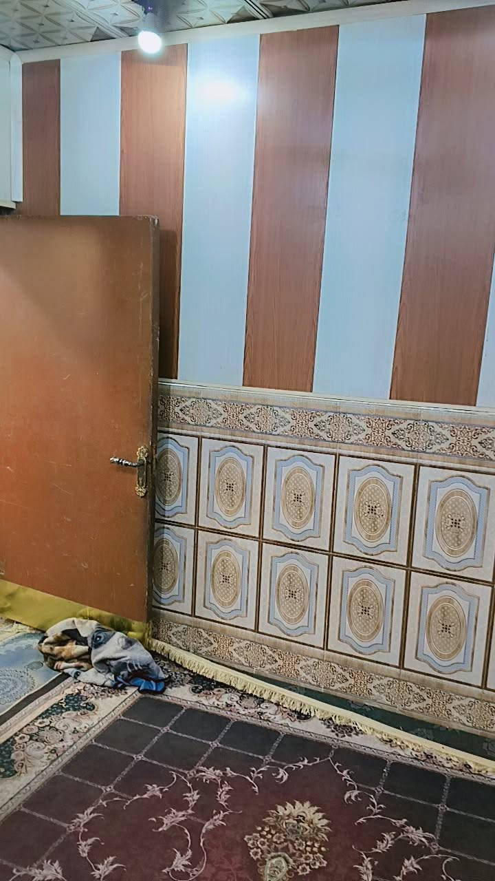 سلام عليكم للبيع بيت 50متر نضيف جدن كله لبيت سراميك جاهز للسكن يبعد عن شارع لعام 200متر قريبه يمه مدارس اسواقات إني أبو لبيت مو دلال وياخذ منك دلاليه ***********سعره 15بي مجال قليل
