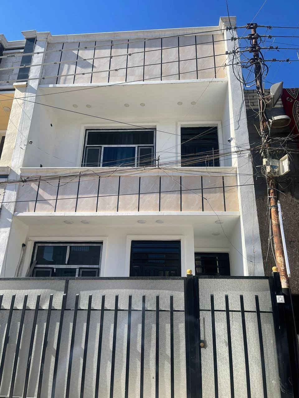 دار للبيع مساحة ٧٥م بناء حديث ٢٠٢٦ (٥×١٥) طابقين يحتوي ع ٣ غرف نوم وصحيات عدد ٢ 
الموقع بغداد الغزالية 
الاتصال على الرقم ***********
***********
