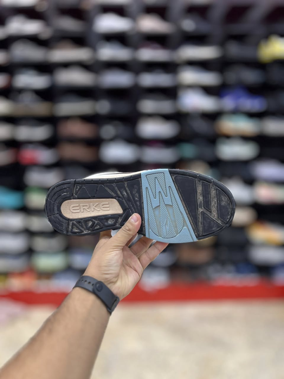 ماركة ERKE
وزن هفيف
قياس 44
العنوآن نجف ملحق الروان 
توصيل 🚚 محافظات 6 داخل النجف3 
*********** واتساب
