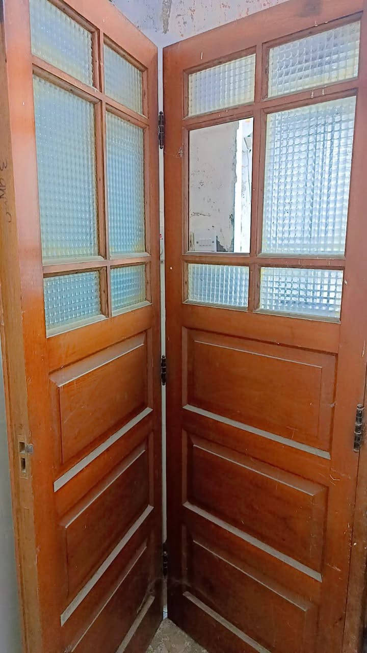 باب خشب للبيع صاج نضيف ***********
