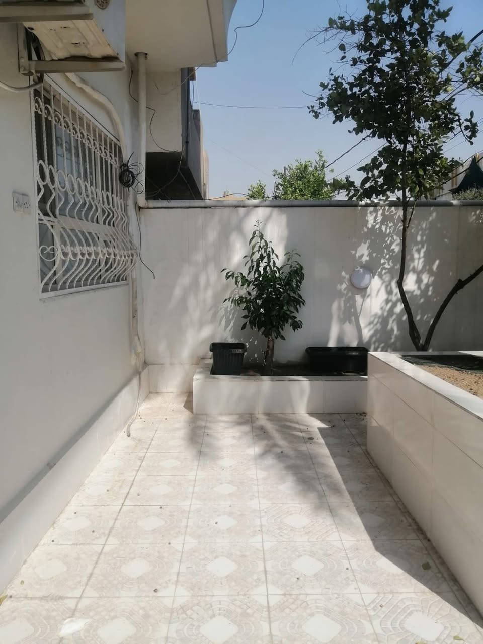 دار طابقين طابو صرف للبيع
مساحه ١٥٠م واجهه ٧ونص طابقين
بيت كلش نضيف باسم شخص واحد 
عنوان الدار
كركوك طريق بغداد قرب تقاطع النفق راس دوميز
يعني راس الفرع طريق بغداد مسافه ٧٥م 
محتويات البيت
ط١ /استقبال /هول /مطبخ/مطبخ حار /غرفة نوم/درج داخلي /صحيات /حديقة /كراج
ط٢/ثلاث غرف نوم /صحيات

الاستفسار مكتب السيد البياتي للعقار
مبايل (*********** او ***********) واتساب
عنوان المكتب
كركوك القادسيه الثانيه
شارع المرور القديم
مقابل ثانوية المستقبل الاهليه
مجاور صيدلية مركز الدواء
نستقبل كافة العروض وعرضها في كركوك الطابو الزراعي التجاري السكني
