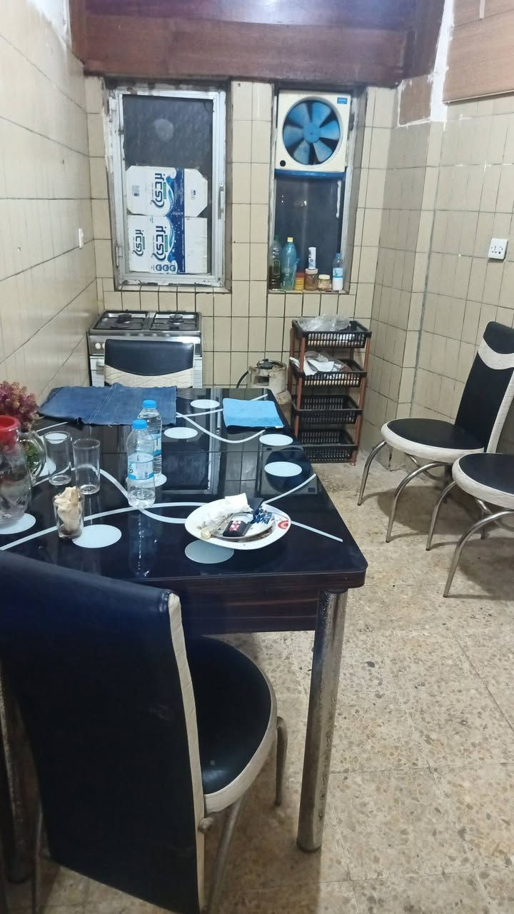 شقه مؤثثه للايجار
كراده داخل قرب الشهادة الجنسيه على ابو نؤاس طابق ثاني عوائل فقط 
ايجارها 550 
***********ابو محمد
