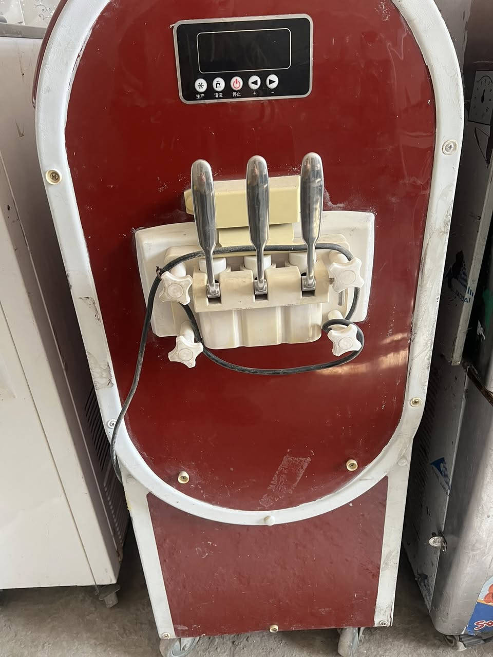 سلام عليكم غراض مرطبات 
مكينه سوفت صيني دبل كمبريس تبريد احواض نضام ليلي جدا نضيفه 
عارض ميلاد تركي ٩بلانك بيه حافظ اخت جديده 
مكينه سلاش ازبراي هوسك تركي جد نضيفه مكاني بغداد لاستفسار ***********
