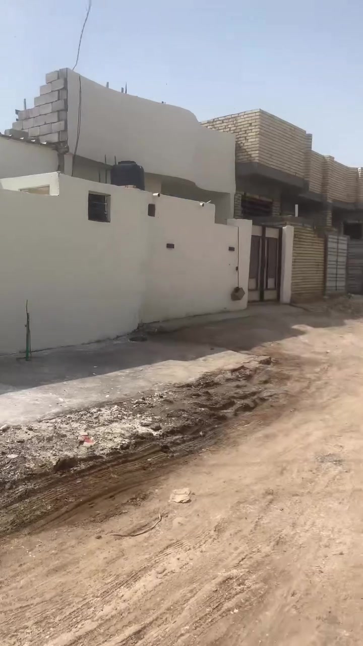 بيت للليع منطقة حواس خلف الحسينية الوجه 10 والنزال 18 او نص يحتوي عل غرفتين اوصالة اومطبخ واستقبال بناء جديد حديث شارع 10 متر  كهرباء محولة جديد اشتراك مولد بية سقف سندويج
مابي اي نقص السعر اتصال***********
***********
