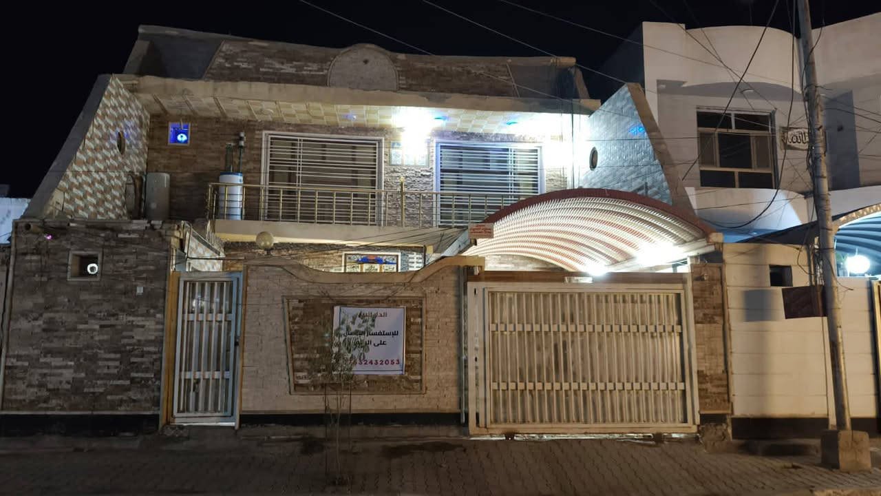 🏠 للبيع بيت سكني جاهز 🏠
📍 الموقع: [الحمزة الشرقي  / الحي الحسين قرب المتنزة]
📏 المساحة: [200 متر ]
🛋️ المواصفات:

عدد الغرف: [4+غرفة سويت مع الحمام]

عدد الحمامات: [4 حمامات]

صالة + مطبخ +إستقبال+كراج (حسب الموجود بالصور)
✅ البيت جاهز للسكن مباشرة
✅ البيت طابو رسمي

📞 للاستفسار والاتصال: [***********]
