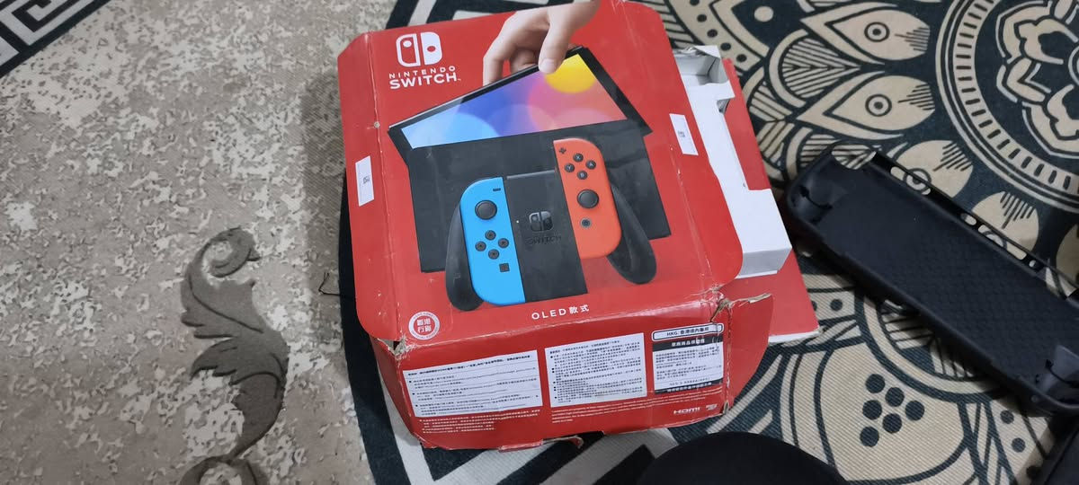 السلام عليكم 
اخوان عندي سويتج اوليد ما مهكر 
غراضه كامله وحتى كارتونه موجوده 
وياه جنطه مالته 

سعره 300 وبي مجال للشراي مستعجل على البيعه 
للتواصل واتساب 
***********
