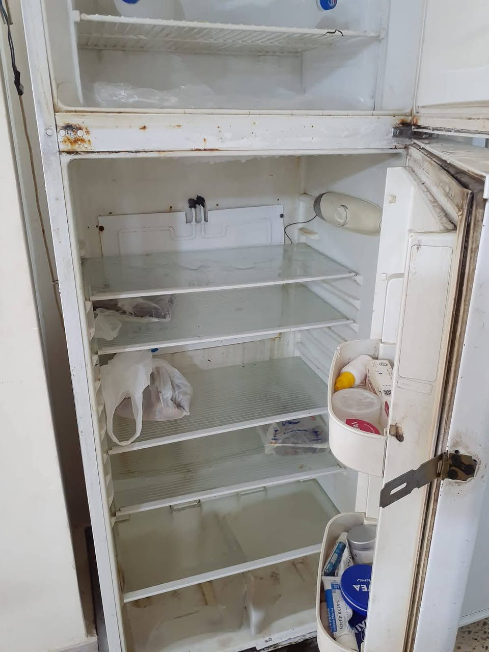 سلام عليكم عندي بلازمه عدد 2 
 حجم 32 نوعيته LG السعر 75 ع الفحص 
حجم 42 نوعيته SHOWNIC السعر 100 ع الفحص
 ثلاجه حجم الجبير ğrçelik نظيفه كلشي مابيه ع الفحص 
بيع مستعجل 
العنوان العامريه شارع مول العامريه 
الرقم الهاتف ***********
