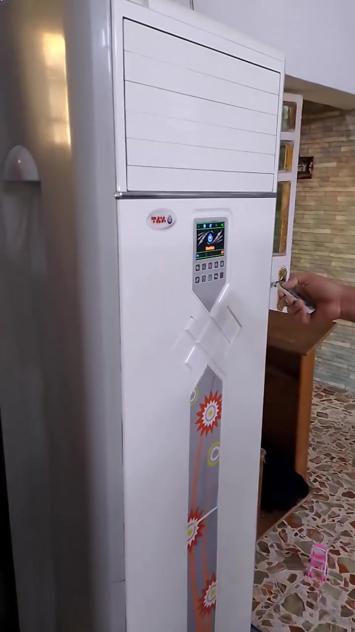 السلام عليكم مبردة برفاف اصلي على شكل سبلت عامودي مع قاعدة مالتها نظافة تامة تشتغل ع الريمود و دكم  .
السعر  . وبيها مجال قليل 

*********** بي واتساب 
مكان بغداد.البياع 
السلام عليكم مبردة برفاف اصلي على شكل سبلت عامودي مع قاعدة مالتها نظافة تامة تشتغل ع الريمود و دكم  .
