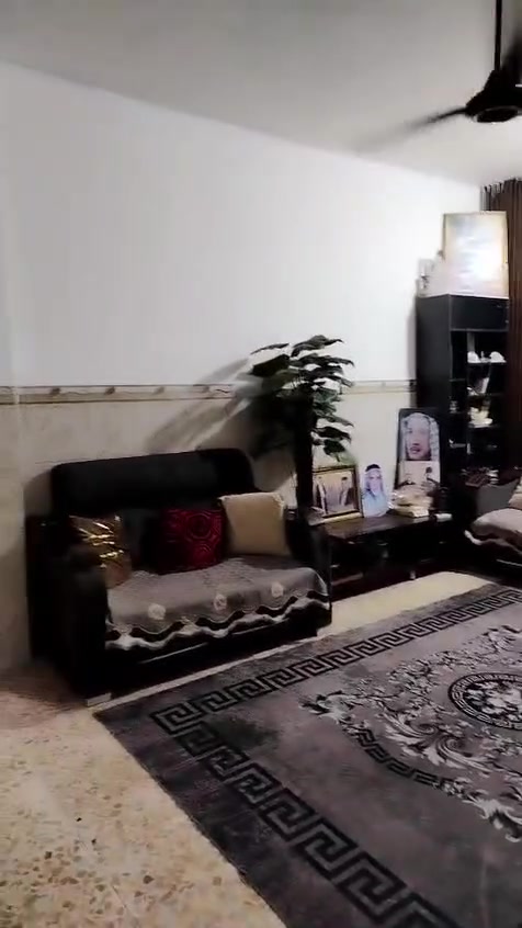 شقتان رهنيه الاولى طابق اول والثانيه طابق ثاني المساحه ٨٠ متر يحتون على غفتين نوم وصاله ومطبخ وخدمات مشتركه وبالكونه الشقتين اماميه العنوان الشعله قطاع التاسع قرب جامع الرسول فوق كوزمتك ريتان الاتصال الخاص وهاتف ***********
