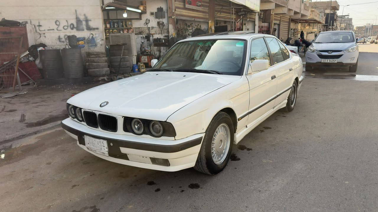 السلام عليكم
بي ام 525 بلاد للبيع

السياره موديل 1991 

كير عادي محرك جدد السياره بدون ضربه مصبوغه عام مكفوله من الضربه والكصه جام كهرباء سلايت شغال تبريد شغال داخل ابيض السياره جاهزه باسمي رقم بغداد للبيع فقط السعر 45 وبيها مجال 

الرقم ***********
