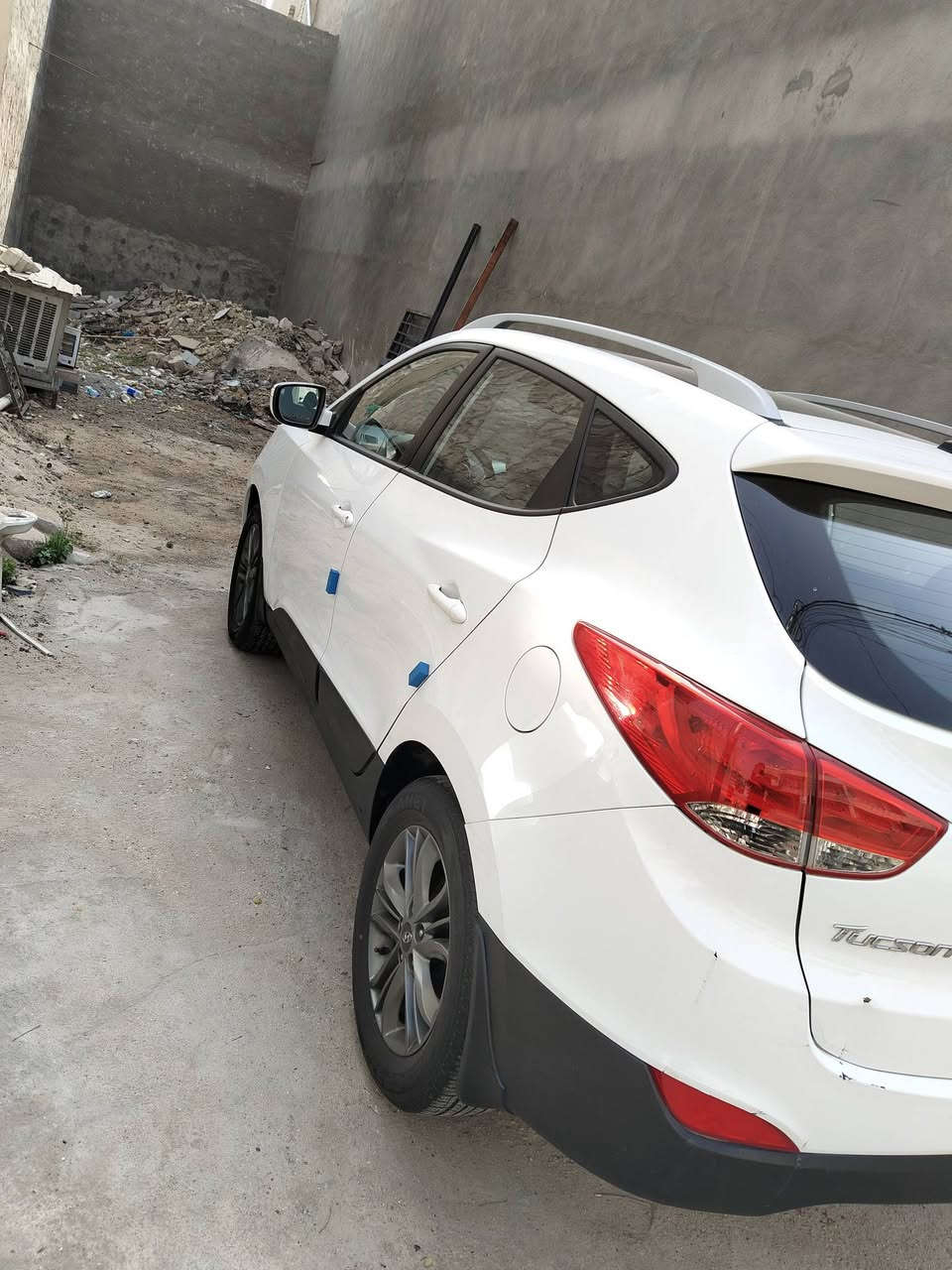 السلام عليكم توسان موديل 14 فول مكفوله  عدا الجاملغ الامامي شخط ومصبوغ   بدون دواخل 
العنونان  بغداد البياع 
***********
