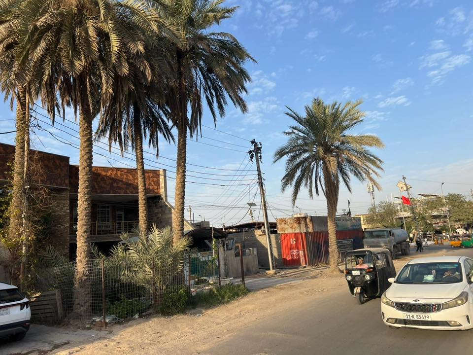 دار البيع مساحه 300 متر واجه 12.50 موقع ممتاز تجاري على شارع 60 الدورة بسعر كاع سعر المتر 2500 قفل بي 8 غرف نوم 
لاستفسار ***********
