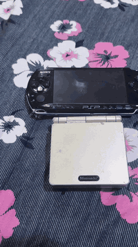 سلام عليكم GAME BoY ADVNCE SP مبرمج محورله شحن تايبسي والعاب بيه ١٠٠لعبة متحتاج تشتري كاسيت  وpsp موديل 3000 كفر جديد بطارية جديدة شحن كيبل يشحن وينقل بس الكيبل يبيعونة ب١٠الاف جهاز رامه ٣٢متروس العاب حتى بلي وان بيه  هم ربع دينار متصرف عليه  الاسعار الكيم بوي ٦٥الف وال بي اس بي ١٢٥قفل  العنوان البصرة يوجد توصيل رقم وتساب موجود ***********
