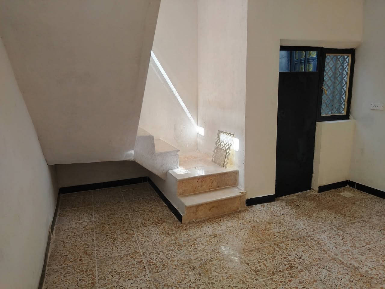 دار للبيع المساحة ٩٥ بنأ جديد مدخل حي طارق وصط دربونة مال السيطرة السعر ٣٧ باقي التفاصيل داخل الفيديو ***********
