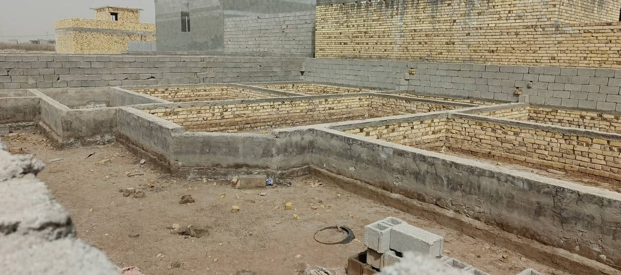 السلام عليكم
بتلو المساحه 250 
3غرف 
وصاله 
واستقبال 
وحمامات داخليه وخارجيه 
الموقع: 
نهاية شارع صنعاء بلزراعي 
قرب ال جوده 
السعر 21وبي مجال 
رقم الهاتف: 
***********
