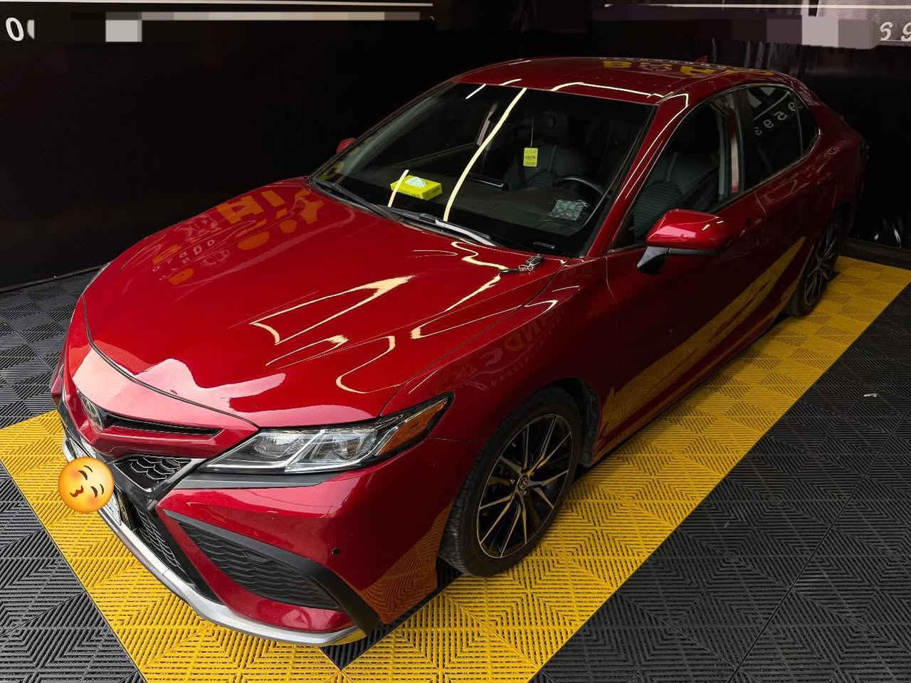 كامري SE موديل 2021   ماشية 58000  الرقم بغداد باسمي الحادث كما موضح بالصور مكاني كربلاء تحويل مباشر وبالعافية على لياخذها الموبايل ***********
