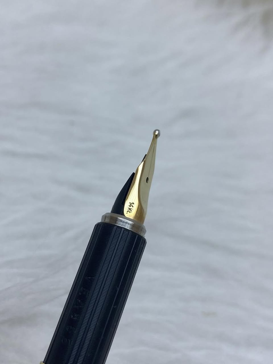 AURORA
قلم أورورا 
   حبر 
ايطالي المنشأ اصلي 
حجر 
ريشة(سلاية) ذهب خالص عيار 14k 
حجم الخط M 
استيراد الاجهزة الدقيقة 
انتاج سنة الثمانينات 
جديد  غير مستخدم 
للاستفسار المراسله على الخاص او الاتصال بالرقم  *********** 
يوجد خدمة توصيل داخل بغداد و محافظات
