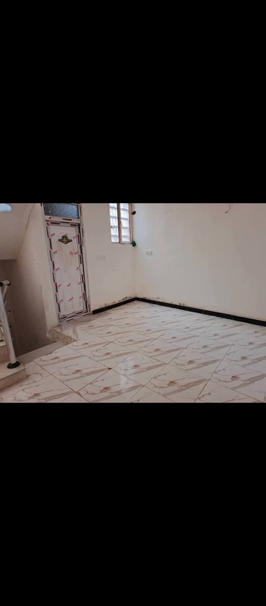 السلام عليكم بيت للبيع ٥٠متر طابقين بناء جديد مثل ماواضح في الصور البوبيات السايدين  الجدد للاستفسار الاتصال على الرقم ***********
