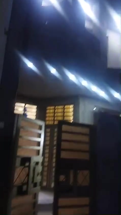 السلام عليكم بيت للبيع مساحه 100 متر 5*20 طابقين بناء درجه اولى جديد ومابي أي نقص طابقين البلديات الظباط الثانيه الفرع المجاور ماركت رزان الجديده البيت حالين فارغ تسليم مباشر للاتصال على الرقم *********** واتساب موجود السعر 93 وبي مجال

