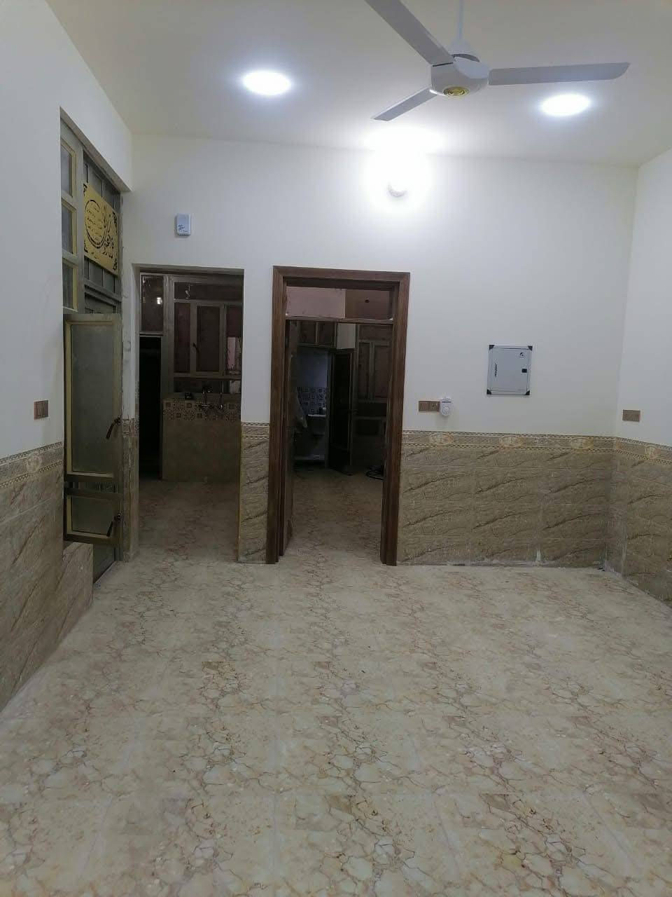 سلام عليكم 
بيت للايجار في حي الشهداء خلف بسكولات قرب مجمع البرديني 
يتكون من ثلاث غرف نوم وصالة ومطبخ واستقبال وكراج كما موضح في الصورة بدل الايجار 450 وبية مجال بسيط 
للاستفسار الاتصال على الارقام التاليه 
*********** واتس اب 
***********
