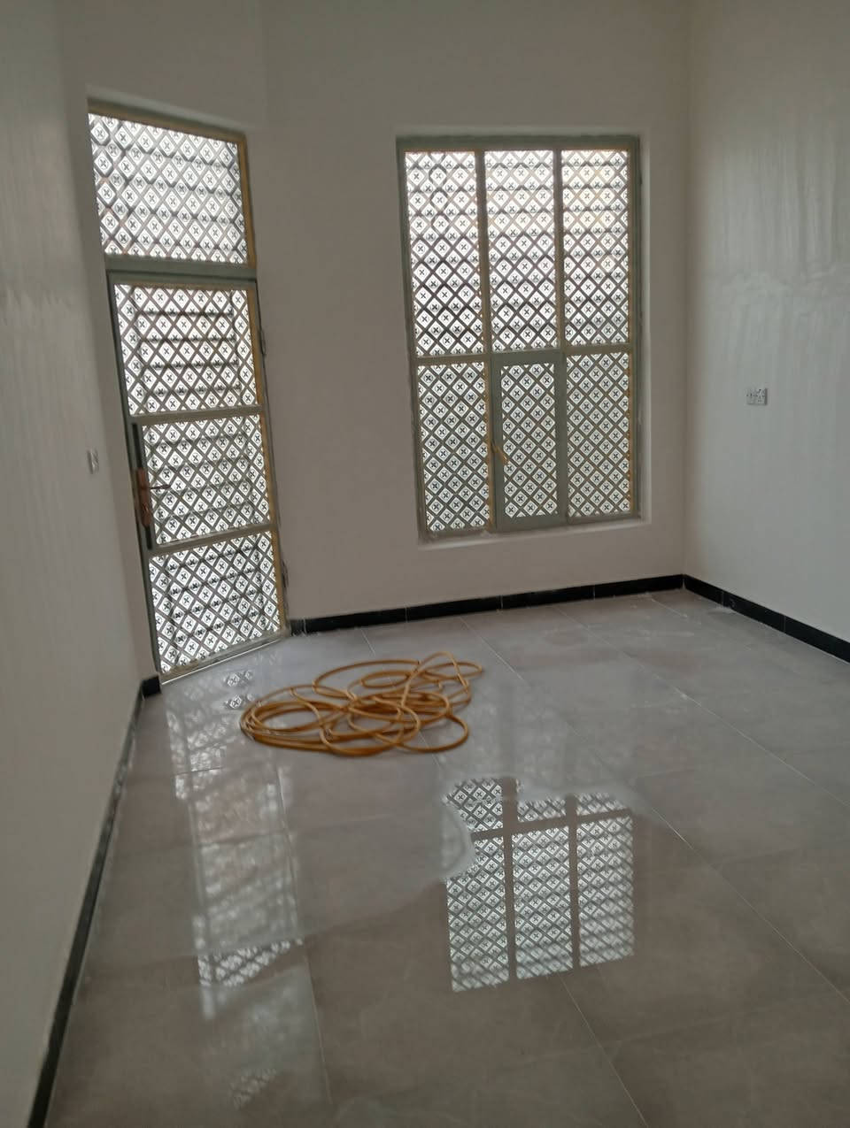 بسم الله الرحمن الرحيم متوفر بيت للبيع المساحة 150متر في مجمع توحيد العفلوكي للستفسار اكثر الاتصال على الرقم التالي ***********
