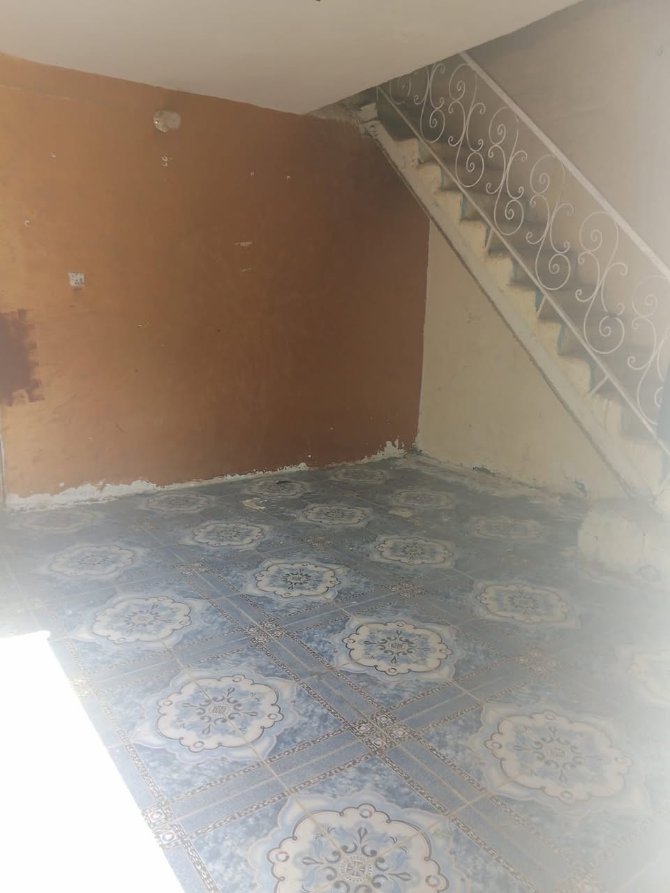 السلام عليكم متوفر بيت للايجار نهاية شارع الامام علي ع حي العباس قرب حسينية قطيع الكتفين متكون من غرفة وصالة ومطبخ وصحيات ماء وكهرباء ومولد الإيجار 150 للاستفسار ***********
