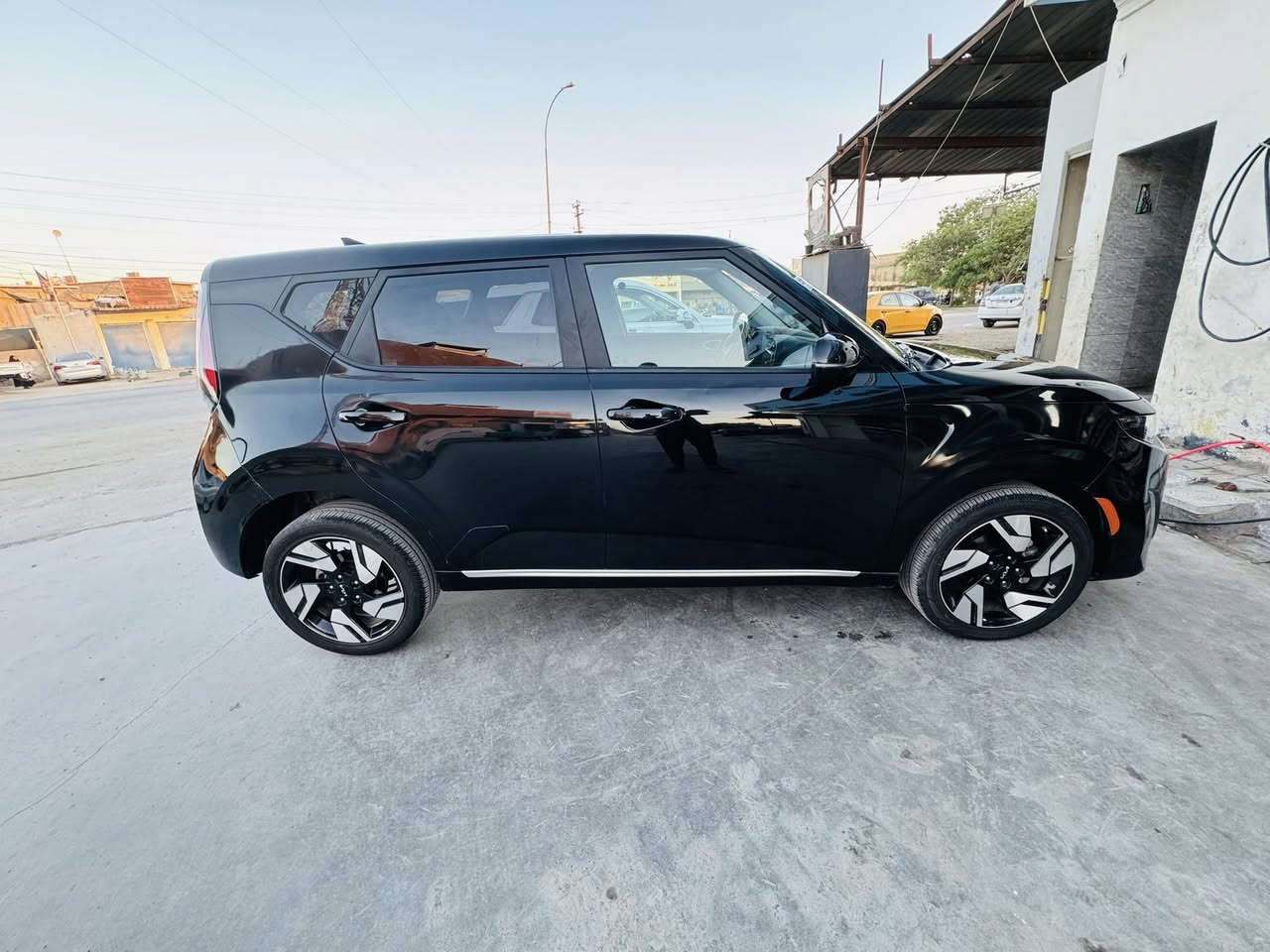 كيا صول 2025
المواصفات GT Lien فول الفول 1/1

ماشيه 7000ميل 
محرك 2.0 دوش المرغوب 
بصمه 
فتحه سلايت 
تحكمات فول 
شاشه لمس كبيره 
كشن جلد 
تشغيل عن بعد 
كيجات اكتروني 
اشاير بالمري الجانبيه 
ويل كب بلادي 
رادار امامي وجانبي  
ولد اسود لامع 
الحادث جاملغ يسره مبدل والدعاميه مصبوغ بعد الجاملغ واقل من ربع البنيد واكو صبغ بالهالات مال الصفحه الثانيه فقط اثر شخوط وليسه ضربه 
تترقم جميع المحافظات 
الاتصال واتساب ***********
