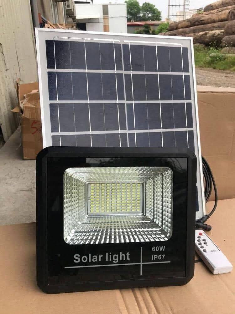 بروجكتر طاقة شمسية بقدرة 1000 واط مع لوح طاقة شمسية منفصل وسلك بطول 5 إلى 6 متر، مزود بريموت تحكم للتحكم بدرجات الإضاءة والتوقيت. يتميز بتصميم متين ومقاوم لظروف المناخ المختلفة، مما يجعله مثاليًا للاستخدام الخارجي في جميع الأحوال الجوية. يوفر إضاءة قوية ومستدامة مع سهولة في التحكم والتشغيل.
المواصفات:
قوة الكشاف: 1000 واط
مدة التشغيل: من 10-12 ساعة بعد الشحن الكامل
مدة الشحن: 4-6 ساعات
مقاومة الظروف المناخية: مقاوم للأمطار، الحرارة، والغبار


**إذا كنت صاحب هذا الإعلان وتريد حذفه لأي سبب، رجاءا أرسل رسالة إلى الدعم الفني**