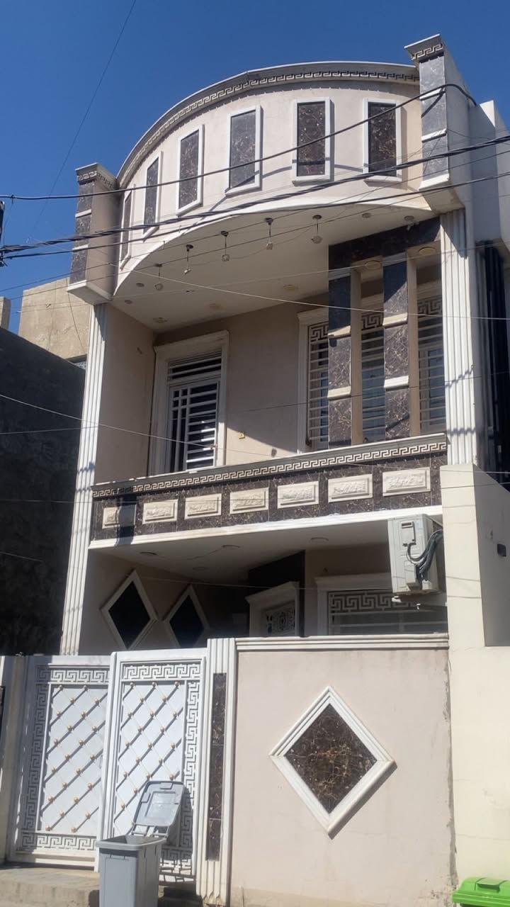 دار للبيع المساحة 100 متر الواجهه5 النزال 20
بناء سنة 2021  كلش جديد ومرتب 
طابقين يحتوي على🫵🏻 

صالة 
مطبخ 
حمام2
غرف نوم عدد3
الموقع حي الجهاد الامن الوطني مقابيل مجمع السلام السكني 
منطقة كلش راقية وهادئة 

الاستفسار ***********
