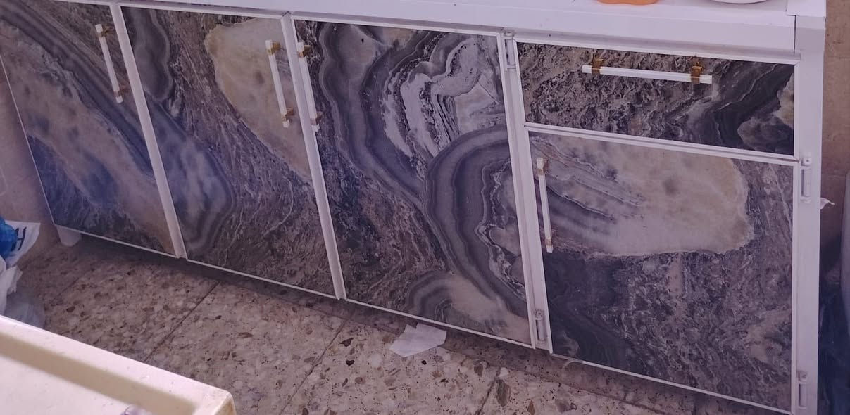 كاونتر المنيوم طول الكاونتر مترين والسنك قياسة متر و٣٠سم مرمر وغسالة هيتاشي ٨كيلو وطباخ ٤مشاعل وفرن كلة شغال نوعيتة لورد الطباخ الغراض نظيفة والسعر مناسب العنوان بغداد حي الجهاد الي يريدهم يراسل عالخاص أو يتصل على هذا الرقم *********** بي واتساب
