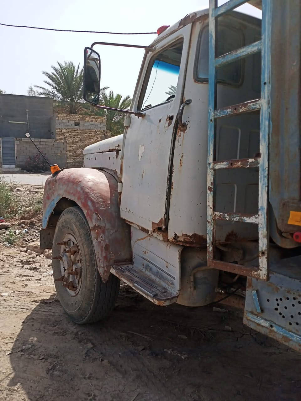 للبيع محرك 111عادي لابخار ولا تنقيص كير 5+5مكفول اكسل مكفول بلادي باتري جديد زوجين تاير جديد كهربائيات كامله رقم انكليزي بصره بسمي مشروع وطني سنويه 2031 مكان ديوانيه ***********مكلف بنشر لاتراسل اتصل
