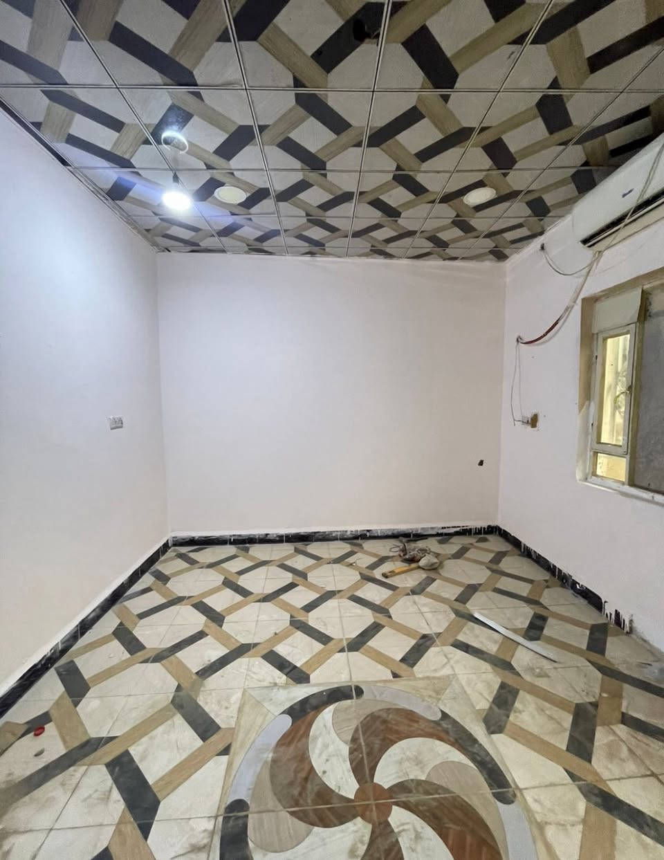 شقة للإيجار طابق اول في الحكيمية قرب المفتية تتكون من غرفتين ومطبخ مفتوح على الصالة وصحيات ومنور صغير سعر الايجار 350 الف قفل سكن عوائل فقط ***********
