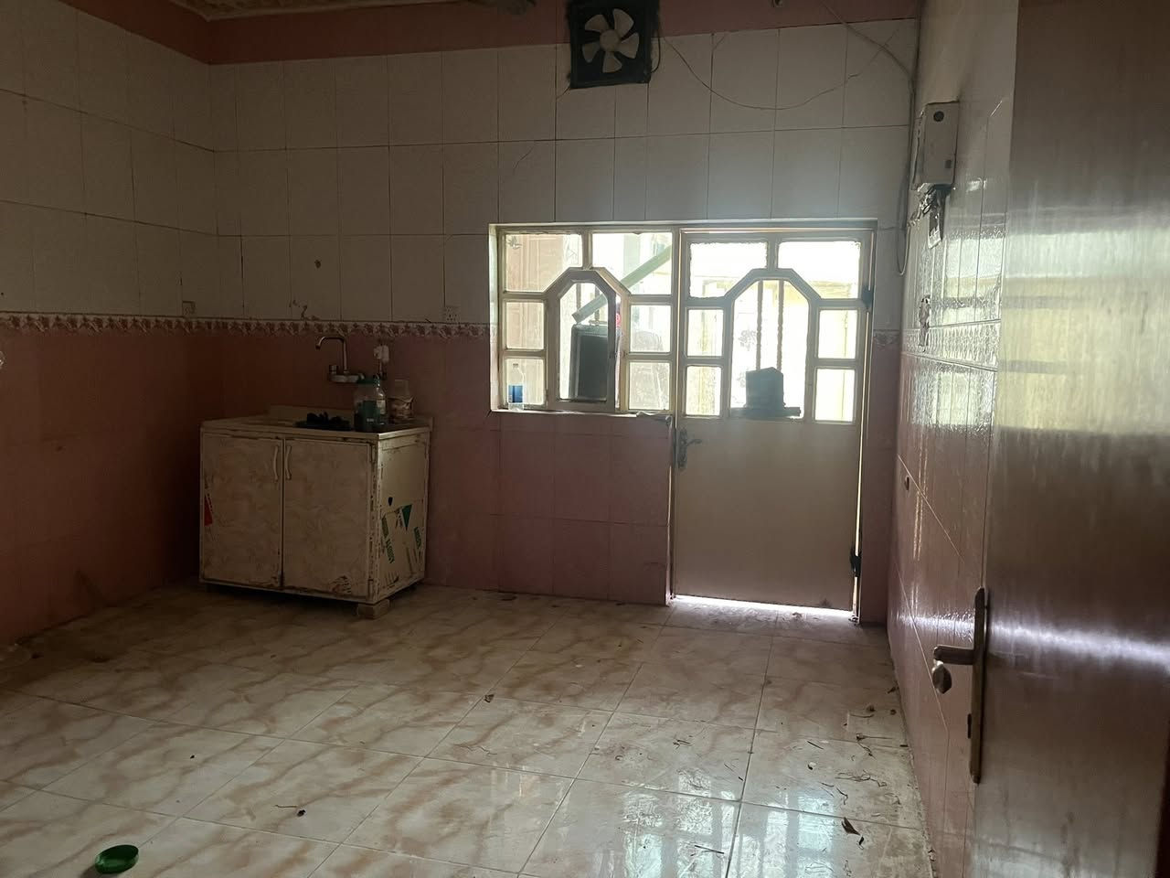 للبيع مشتمل حجة 

المساحة ١٢٥ متر

الموقع - قرب باسم دوبه - الفرع المؤدي الى منطقة باب السور 
 

يحتوي على

٢ غرف نوم  
صاله 
اسقبال 
حديقة 
سيراميك جداري وارضي السقف شيلمان ومسلح 
للاستفسار اتصل 
*********** - ***********
