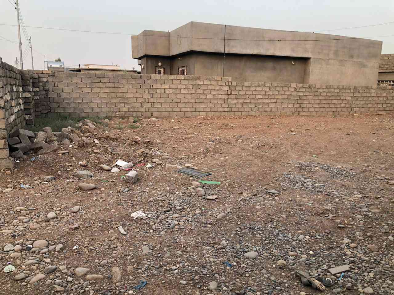 ألسلام و عليكم
قطعه أرض للبيع المساحه 400،م عمق 25 عرض 16م
واصله ماء وكهرباء  مدفونه كامله بس تبنه العنوان قرب ملعب الحولي مجاور السادين مال المستشفى  للاستفسار الاتصال على الرقم ***********
