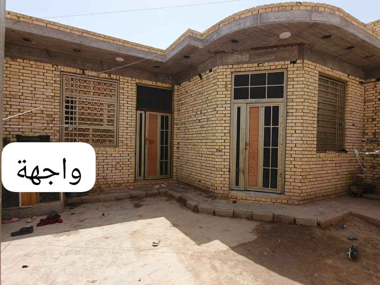 السلام عليكم بيت للبيع 200م بحي السبل النزله الثانية يبعد عن المدرسة رابع بيت 
متكون من غرفتين+استقبال+صاله +مطبخ +صحيات داخليه وخارجية 
 ماء كهرباء بل باب 
السعر 80وبي مجال     هاتف ***********
