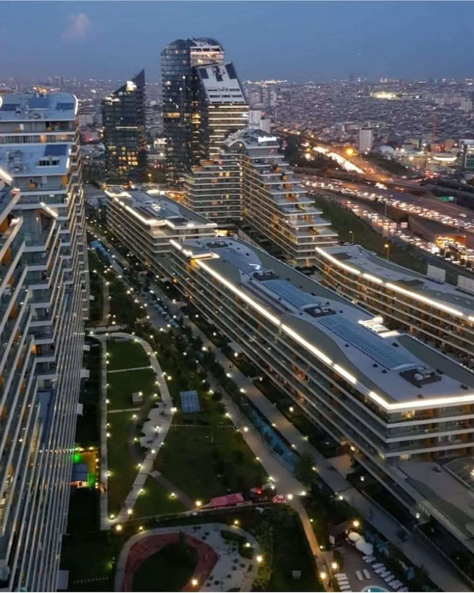 للبيع شقّة فاخرة بمساحة 178 م² بنظام 3.5+1 داخل مجمّع سكني راقٍ، بتصميم داخلي خاص يجمع بين رفاهية السكن وفرصة استثمارية مميزة، ومناسبة للحصول على الجنسية التركية.

⸻

🏠 مواصفات الشقة
 • 3.5+1 بمساحات واسعة ومريحة
 • صافي 165 م² / إجمالي 178 م²
 • مفروشة بالكامل (الأثاث جديد تقريبًا)
 • تصميم داخلي فاخر وتنفيذ خاص
 • نظام تدفئة مركزي بنظام العداد الفردي (Pay Ölçer)
 • مستودع خاص بمساحة 5 م²

⸻

✨ التصميم الداخلي والتفاصيل الجمالية
 • ورق جدران مصمم خصيصًا وأسقف معلّقة أنيقة
 • صالة مشرقة بإضاءة طبيعية طوال اليوم
 • غرفة نوم رئيسية مع حمام خاص
 • حمام رئيسي بسيراميك حديث وتجهيز كامل
 • غرفة ملابس بتصميم مميز

⸻

🍽️ المطبخ
 • مطبخ مغلق عصري مجهز بالكامل
 • أجهزة مدمجة من Franke و**Siemens**
 • طاولة بيسترو من الحديد المشغول.

⸻

🛋️ الأثاث والماركات
 • أجهزة تلفاز من LG و**Samsung**
 • أثاث بتصميم وتنفيذ خاص بأسلوب تشيستر عصري
 • ستائر من Brilliant و**Taç**
 • سجاد سلسلة Step Antika

⸻

🌿 الشرفة (البلكون)
 • شرفة واسعة بمساحة 26 م²
 • جلسة خارجية وخزانة حديد مشغول لأجواء معيشية راقية

⸻

🏢 مرافق المجمع السكني
 • مسابح داخلية وخارجية
 • صالة لياقة بدنية ومناطق رياضية
 • مسارات مشي ضمن مساحات خضراء
 • مناطق ألعاب للأطفال
 • أمن وحراسة 24/7
 • موقف سيارات مغلق
 • سوبرماركت، مقهى، مطعم ومرافق اجتماعية داخل المجمع

⸻

📍 الموقع والمواصلات
 • على مسافة مشي من المترو ومحطات الحافلات
 • خدمة Shuttle إلى مترو Göztepe وMahmutbey (مشمولة في رسوم الصيانة)
 • وصول مباشر إلى طريق TEM والطرق الرئيسية
 • قريب من المدارس والمستشفيات والمراكز التجارية

📲 للاستفسار والتواصل عبر الواتس آب:
+90 545 683 61 58


**إذا كنت صاحب هذا الإعلان وتريد حذفه لأي سبب، رجاءا أرسل رسالة إلى الدعم الفني**