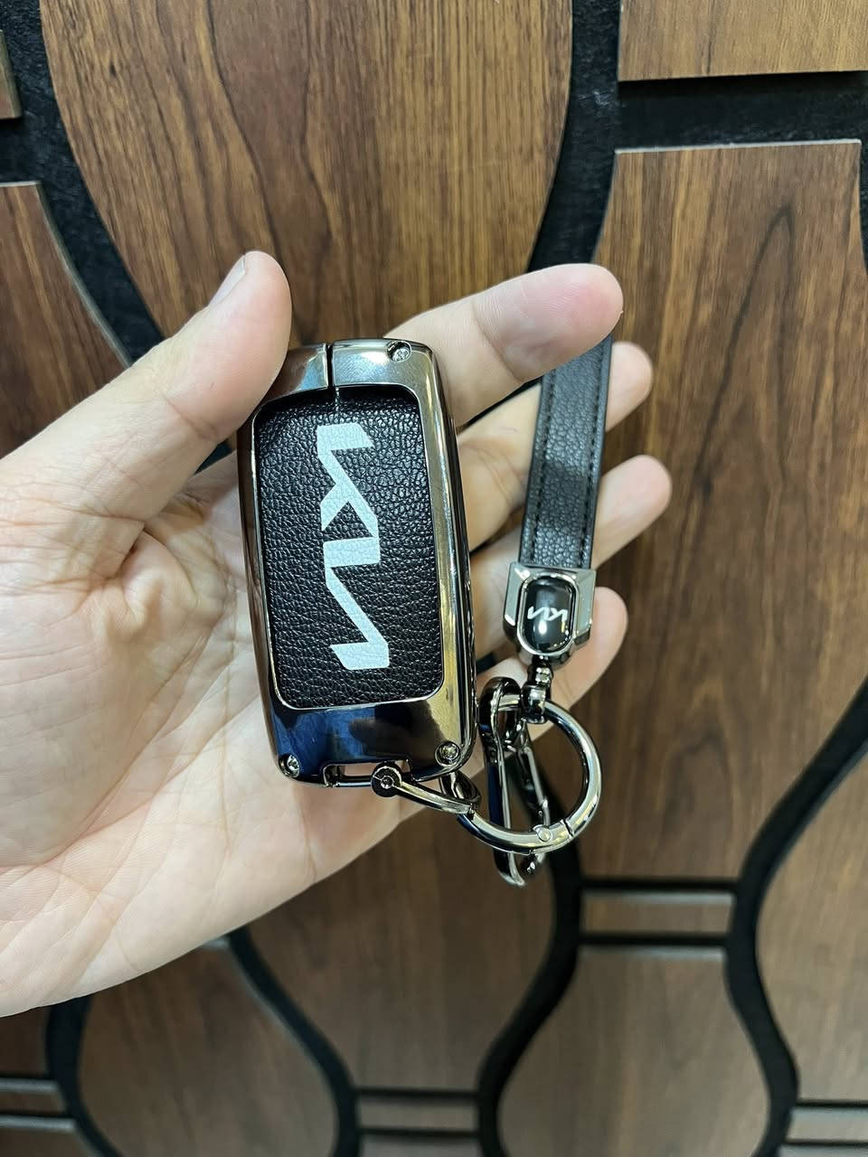 غلاف بصمة كيا كادينزا 3 دكم 4 دكم 
متوفره لونين اسود نيلي
سعر القطعة 25.000 شامل التوصيل 
جلد وحديد 
حجز واتس اب
***********
