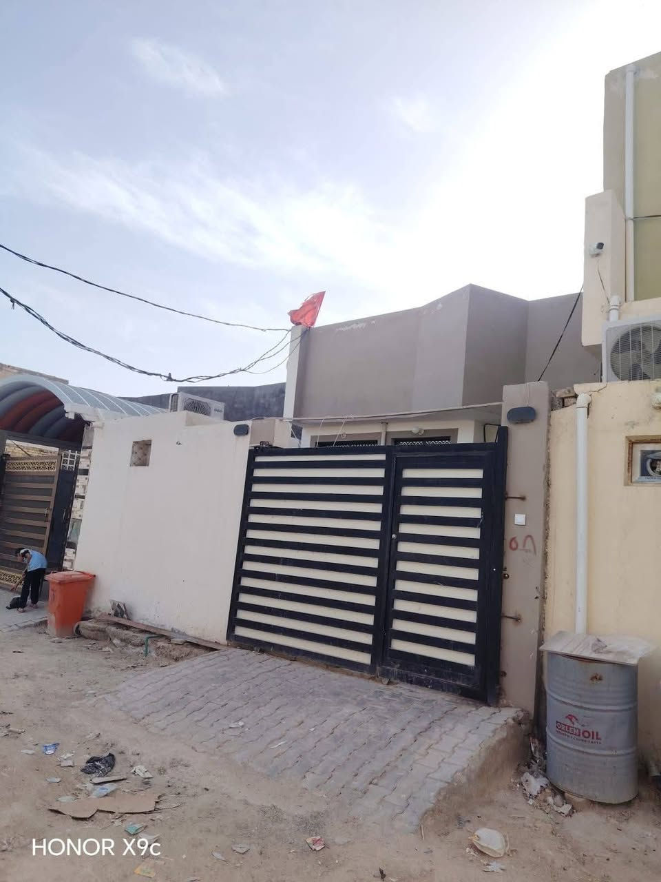يعلن مكتب النور عامود 262مباشر ع الشارع مقابل قريت الغدير
مساحه 130 معا الاثاث
 بسعر 52 وبي مجال
***********

الاثاث المتبقي 
تخم استقبال/تخم صاله/كاونتر مطبخ/ سبالت ثنين/ غرفه نوم كامله/ فرشات ارضيه/ وثلاجه ومجمده / كيزر تانكي البيت مثل ماتشوفه تاخذه 

✅ مشمول بقرار التطويب بيت بناه طابوك صب كونريت بناه جناي 
#مكتب_النجف_للعقار
موقع /نجف 🏡
مقابيل قريت الغدير 

البناء 🏡 
غرفه  2/صاله/مطبخ /  صحيات2/داخل وخارج /وستقبال 
بناء مرتب/ اساس + سقف كونكريت + طابوك

*********** واتساب وتصال 

ألخدمات 🏡 
ماء/كهرباء/مدارس/سوق/تبليط/لحد الباب
