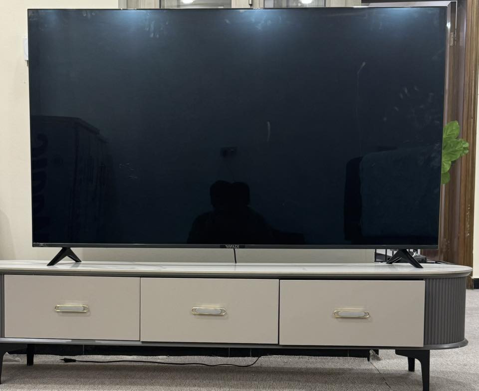 السلام عليكم ميزين  تلفزيون واحد رصاصي وابيض وثاني جوزي وصحراوي مثل ما موضح بصوره خوات الجدد ستعمال قليل 
العنوان : بغداد البنوك 
الرقم :***********
