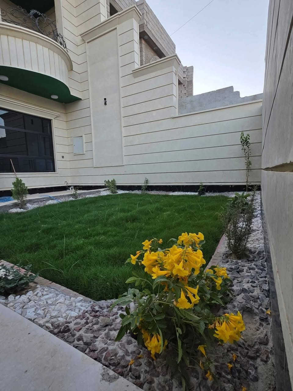 #السلام عليكم 
#دار للبيع زيرو #تكريت الديوم 
#منطقة 14 الف خلف ماركت الزوبعي 
#خلف تجاري
#شغل درجة اولى 
#قرب المدارس 
#مساحة 300 م
10×30
#شارع 15
#طابقين 4 غرف نوم  #وحده من الغرف سويت 
#صالةواستقبال 
#مطبخ حار بارد 
#مناور 2 
#مجموعه صحية 3
#الواجه حجر .#الدار كله سحب 
#السعر ٢٣٠ مليون وقابل للتفاوض 
#للاستفسار/ ***********
