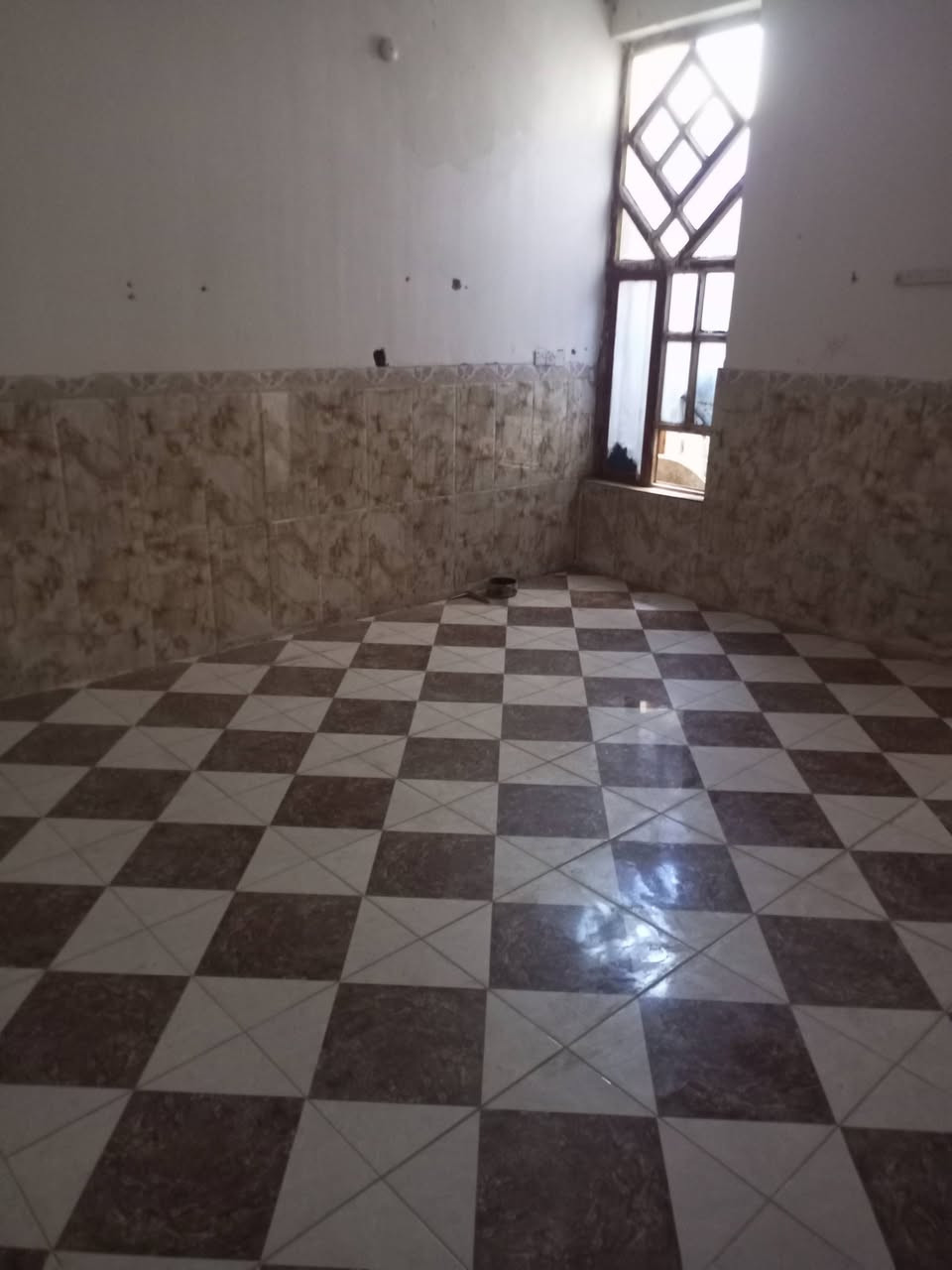 سلام عليكم بيت 100مكون من غرفتين وحده طابق ثاني مع بيتونه الطابق الارضي غرفه نوم واستقبال ومطبخ وحمام وهول داخلي وصحيات خارجيه سيراميك للايجار 250 العنوان شارع ابو الفضل الاتصال ***********
