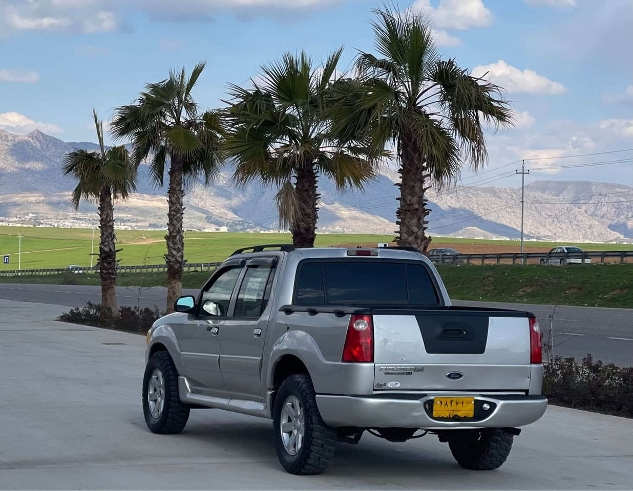 تليفون 📞 ***********
واتساب 📞***********
للبيع و مراوسة فورد اسكبلورا ٢٠٠٤ فول مواصفات محرك ٦ سلندر و بي شبرين صبغ بدون ضربة و سيارة كير و محرك بشرط و تحويل بشرط و سيارة جاهزة بدون نواقص و سعر ٧٨ و مجال و عليها ٤ ورقة غرامة علية مكان عقرة بين أربيل و دهوك أربيل, العراق
