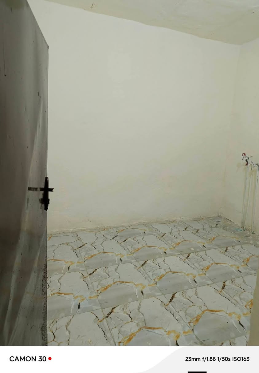 بيت للبيع مساحة 50 متر بناء نظيف جدأ غرفه وصاله ومطبخ وتخاريج ومكشوفه  بشارع المطار القديم بلفرع اسواق فارس. الارضيه بورسلين البيت كله الاستفسار رقمي ***********
